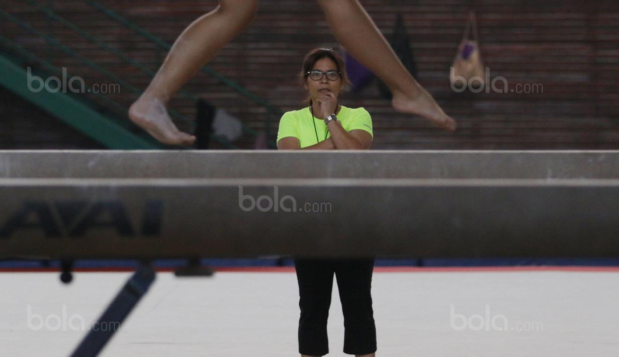 Pelatih senam artistik, Eva Buta-butar memantau perkembangan anak asuhnya saat latihan persiapan SEA Games 2017 di GOR Senam Radin Inten, Jakarta Timur, Rabu (09/8/2017). SEA Games 2017 dimuali 19-30 Agustus 2017 di Malaysia. (Bola.com/Nicklas Hanoatubun)