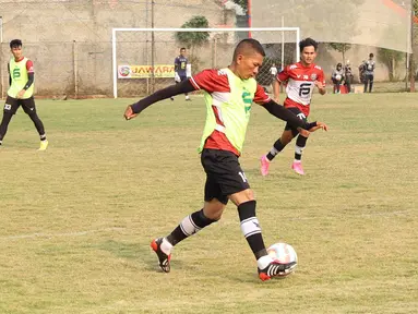 Pemain FC Bekasi City, Ismed Sofyan, menggiring bola saat mengikuti sesi latihan di Lapangan Harin, Tengerang Selatan, Rabu (7/9/2023). Legenda Persija Jakarta ini tampak masih serius dan semangat mengikuti sesi latihan meski usianya telah menginjak 44 tahun. (Bola.com/M Iqbal Ichsan)