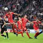 Megabintang Real Madrid, Cristiano Ronaldo menyundul bola dibayangi pemain Bayern Munchen pada leg pertama semifinal Liga Champions di Allianz Arena, Rabu (25/4). Real Madrid berhasil menumbangkan Bayern Munchen 2-1. (AP/Kerstin Joensson)