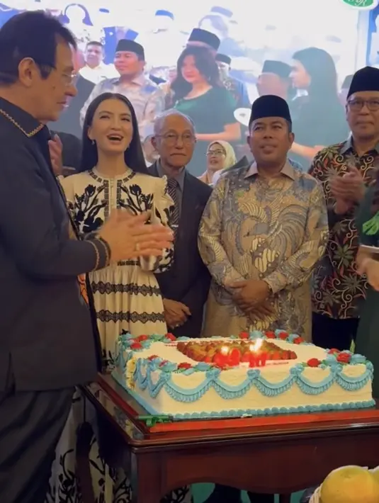 Tampak sang ayah pun mendapatkan kue ulang tahun cukup besar warna biru dengan aksen biru lengkap dengan lilin sesuai dengan umurnya yang baru.   [@ralineshah]
