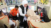 Khofifah melepas pemudik ke Jatim di TMII Jakarta. (Istimewa)