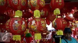 Lampion pajangan yang banyak dijual di Glodok, Jakarta, Rabu (18/01). Beragam pernak-pernik Imlek yang diimport dari Tiongkok dijual para pedagang musiman di kawasan ini dengan harga antara Rp 10 ribu hingga Rp 3,8 juta. (Liputan6.com/JohanTallo)