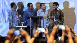 Wapres RI, Jusuf Kalla (kedua kanan) didampingi Ketua Umum Presidium AMSI Wenseslaus Manggut (kedua kiri) menghadiri pembukaan kongres pertama Asosiasi Media Siber Indonesia (AMSI) di Jakarta, Selasa (22/8). (Liputan6.com/Johan Tallo)
