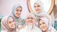 Shandy Aulia pakai hijab saat kumpul bareng keluarga. (dok. Instagram @shandyaulia/https://www.instagram.com/p/Bx-GzgYn4Dn/Putu Elmira)