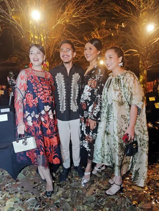 Kahiyang dan Erina Gudono hadir bersama dengan Kaesang. Ketiganya kompak mengenakan busana rancangan Biyan. Foto: Instagram.