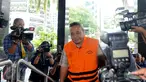 PNS Dinas Pendidikan Klaten Sularman saat tiba di gedung KPK untuk diperiksa terkait suap promosi dan mutasi jabatan di lingkungan kabupaten Klaten, Jakarta, Rabu (18/1) . (Liputan6.com/Helmi Afandi)