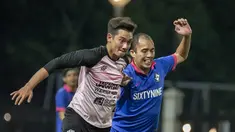 Adipati Dolken selalu tunjukan kemampuan terbaiknya. Tak hanya dunia akting, Adipati juga kerap berolahraga sepak bola saat waktu senggang. Pria kelahiran 19 Agustus 1991 selalu terlihat sangat serius saat sedang bermain sepak bola. (Liputan6.com/IG/@adipati)