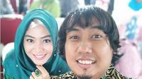 Potret kemesraan terakhir Ade Jigo dan istri yang diunggah Meyuza sebelum jadi korban tsunami Selat Sunda di Tanjung Lesung, Banten. (dok. Instagram @meucha/https://www.instagram.com/p/BrZZYxOA7gp/Dinny Mutiah