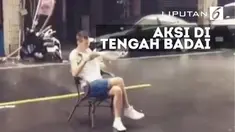 Mereka duduk sambil minum dan membaca koran di tengah hembusan badai yang kencang.