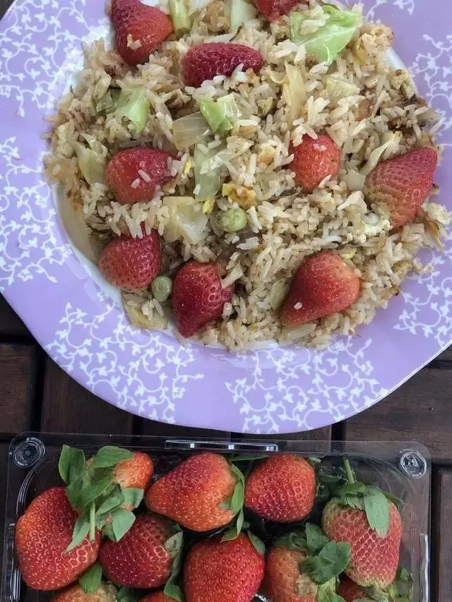 6 Potret Nyeleneh Stroberi Jadi Campuran Makanan, Cara Baru Nikmati Buah