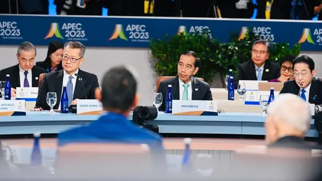 Presiden Joko Widodo (Jokowi) mengkritisi kondisi masyarakat di Gaza, Palestina. Jokowi menilai bahwa saat ini jangankan hak untuk membangun, hak hidup bagi masyarakat Gaza pun tidak dihormati.