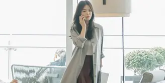 Gaya Song Hye Kyo bisa jadi inspirasi untuk pergi kantor. Seperi long outer dipadukan dengan inner strap sleeves putih, dengan bawahan flared skirt maroon berbahan kulit. Dok. Instagram Michaa