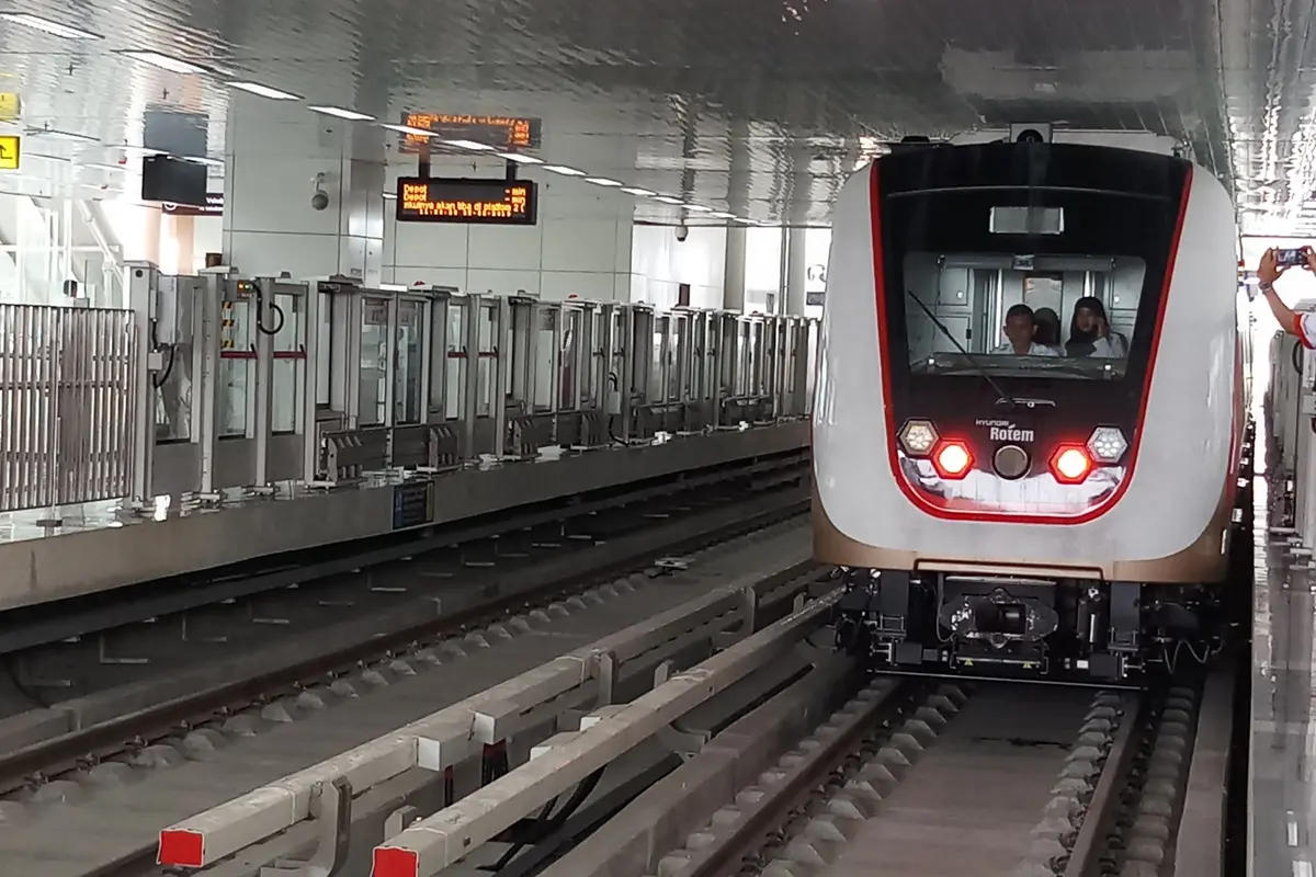 Mengintip LRT Jakarta yang siap beropersi pada Maret 2019, Senin (25/2/2019). (Bawono/Liputan6.com)