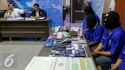 Badan Narkotika Nasional (BNN) tangkap oknum Polisi yang kendalikan peredaran sabu dan ekstasi jaringan Medan-Balikpapan, Jakarta, Senin (23/11). Dari tangan tersangka, BNN mengamankan barang bukti 1kg sabu dan 141 ekstasi. (Liputan6.com/Yoppy Renato)