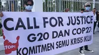 Aksi yang dilakukan sejumlah aktivis lingkungan mengkritisi KTT G20 Bali di depan kantor Gubernur Riau. (Liputan6.com/Istimewa)