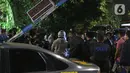 Polisi melakukan adegan rekonstruksi kasus penyiraman air keras terhadap penyidik KPK Novel Baswedan di Jalan Deposito, Kelapa Gading, Jakarta, Jumat (7/2/2020). Rekonstruksi yang berjalan tertutup itu menghadirkan dua tersangka yang diduga sebagai pelaku penyiraman. (Liputan6.com/Herman Zakharia)