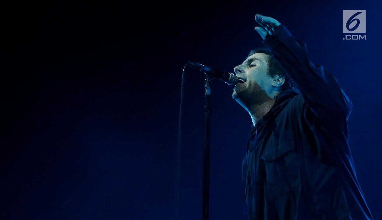 Mantan vokalis Oasis Liam Gallagher saat membawakan lagu dalam konser musik Liam Gallagher of OASIS - World Tour 2018 di Ecovention Hall Ancol, Jakarta, Minggu (14/1). (Liputan6.com/Johan Tallo)