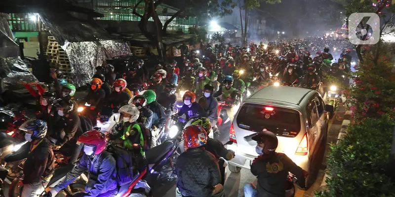 FOTO: Nekat, Pemudik Lawan Arus Lintasi Posko Penyekatan di Kedungwaringin