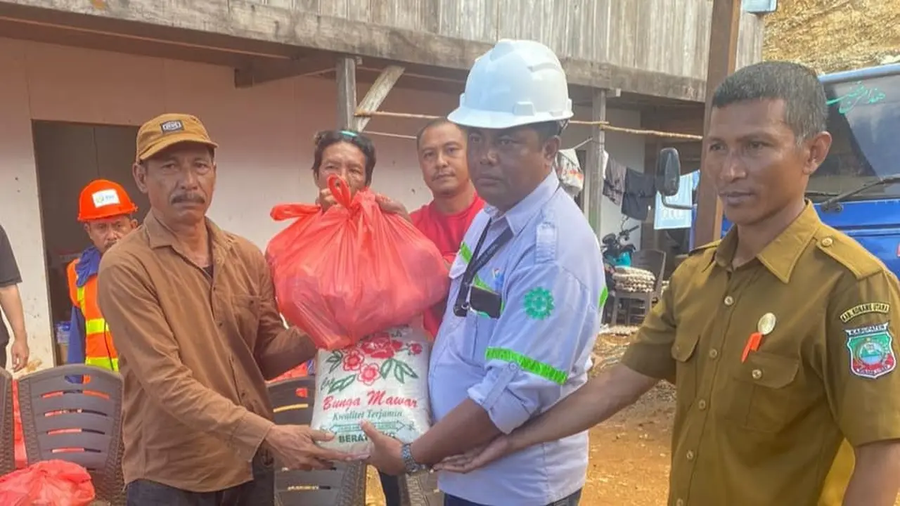 Bantuan perusahaan PT SBP berbagi sembako saat harga beras mahal di Konawe Utara.