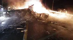 Petugas pemadam berada di lokasi jatuhnya helikopter Apache milik Amerika Serikat di Wonju , Korea Selatan , Senin (23/11). Petugas kepolisian setempat menyebutkan bahwa kecelakaan ini menewaskan seorang pilot dan seorang kru pesawat. (AFP PHOTO/YONHAP)