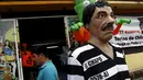 Sebuah patung dikenakan topeng gembong narboka "El Chapo" Guzman di pinggir jalanan kota Meksiko, Kamis (15/10/2015). Topeng gembong narkoba "El Chapo" diperjualkan menjelang Halloween. (REUTERS/Henry Romero)