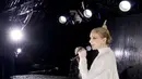 Panggung pembukaan Olimpiade Paris 2024 jadi panggung pertama Celine Dion selama hiatus bertahun-tahun, Untuk penampilannya, sang diva mengenakan gaun Haute Couture Dior berlengan panjang karya Maria Grazia yang dibuat dari ribuan mutiara dan lebih dari 500 meter rumai. [@olympics]