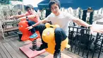 Aktor dan Penyanyi tampan, Teuku Rassya memang selalu terlihat memakai pakaian serba putih sebagai warna andalan style fashion-nya. Plain white t-shirt dengan sneakers menjadi gaya fashion simple sehari-hari ala anak aktris Tamara Blezynski ini. (Liputan6.com/IG/@teukurassya)