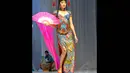 Para model terlihat berjalan anggun membawakan kebaya yang dibuat layaknya gaun cheongsam yang berpotongan lurus dan ramping, Jakarta, (3/9/14). (Liputan6.com/Panji Diksana)