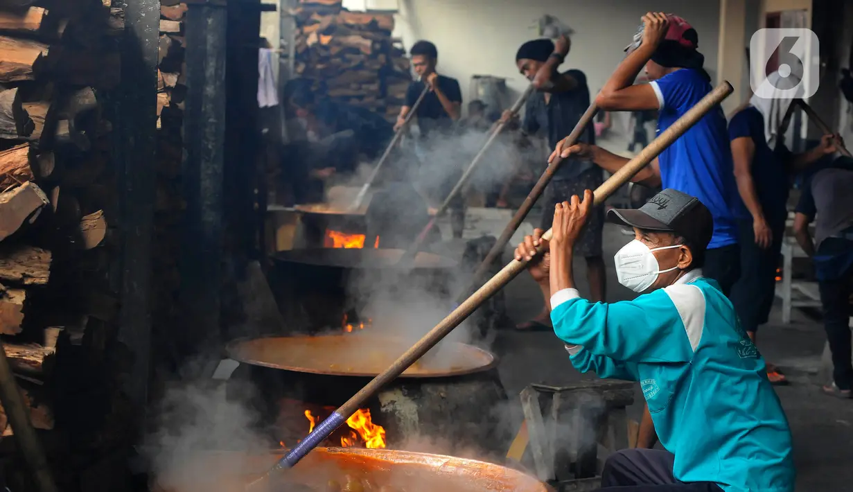 Para pekerja sibuk di tungku masing-masing untuk membuat dodol Betawi yang sudah dipesan oleh banyak pelanggan. (merdeka.com/Arie Basuki)
