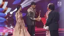 Pencipta lagu, Hendro Saki bersama penyanyi dangdut Lesti D'Academy saat menerima piala untuk kategori lagu dangdut terpopuler dalam ajang Indonesian Dangdut Awards 2017 di Studio 6 EMTEK CITY, Jakarta, Jumat (13/10). (Liputan6.com/Herman Zakharia)