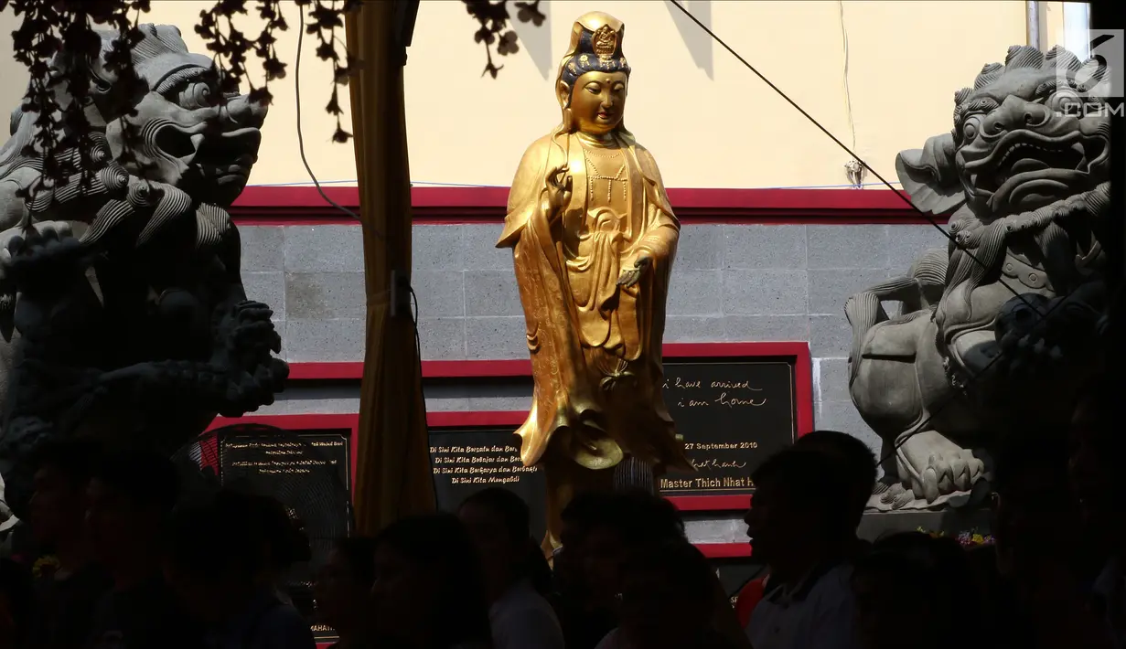 Penampakan patung Dewi Kwan Im saat umat Buddha merayakan Hari Raya Waisak 2562 BE/2018 di Wihara Ekayana Arama, Jakarta Barat, Selasa (29/5). Puja Bakti Massal Waisak 2562 BE diikuti oleh ribuan umat Buddha. (Liputan6.com/JohanTallo)