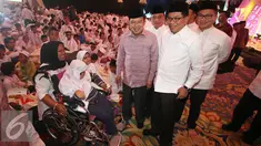 Wapres Jusuf Kalla (tengah) didampingi Dirut BRI Asmawi Syam (kedua kanan), Dirut Bank Mandiri, Kartika Wirjoatmodjo (kanan) dan Dirut BTN Maryono berbincang dengan anak yatim piatu di Jakarta, Kamis (23/6). (Liputan6.com/ Immanuel Antonius)