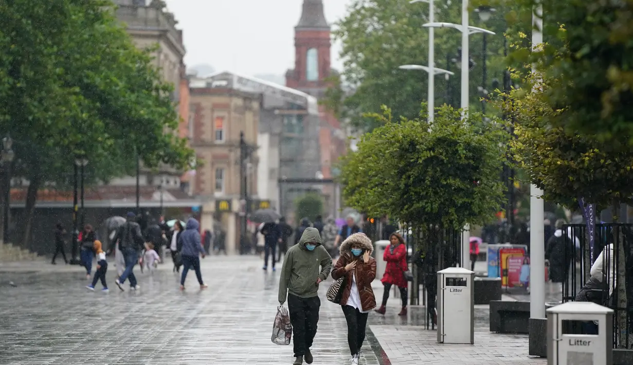 Warga melintas di jalan di Bolton, Greater Manchester, Inggris (2/9/2020). Namun, wilayah tersebut kini "akan tetap berada di bawah pembatasan yang telah berlaku" menyusul "perubahan signifikan dalam tingkat infeksi selama beberapa hari terakhir," demikian diumumkan pemerintah. (Xinhua/Jon Super)