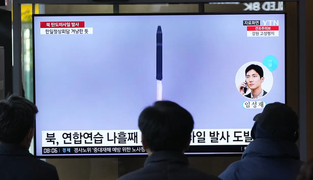 Tes ICBM pertama Korea Utara dalam sebulan dan tes senjata ketiga minggu ini juga dilakukan ketika pasukan Korea Selatan dan A.S. melanjutkan latihan militer bersama yang dianggap Pyongyang sebagai latihan untuk menyerang. (AP Photo/Ahn Young-joon)