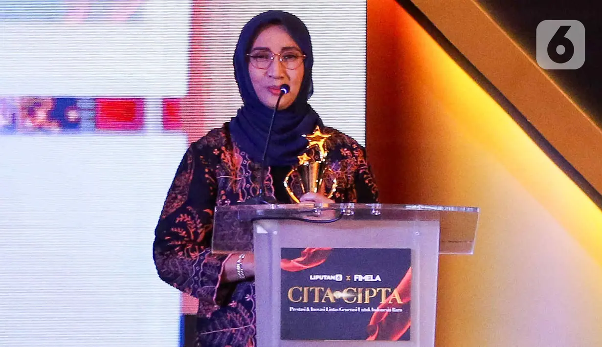 Cut Ria Dewanti yang mewakili Perusahaan Permodalan Nasional Madani memberikan sambutan saat acara Anugerah Inspiratif Liputan6.com di hotel Shangri La, Jakarta, Rabu (31/7/2024). Perusahaan Permodalan Nasional Madani menerima  penghargaan Perusahaan Penggerak Transformasi Sosial dan Ekonomi Melalui Pemberdayaan Perempuan. (Liputan6.com/Herman Zakharia)