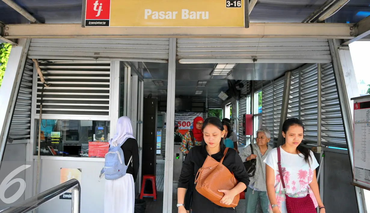 Penumpang Transjakarta berada di halte busway Pasar baru, Jakarta, Kamis (26/5/2016). Transjakarta perluasan wilayah cakupan rute hingga ke Kota Tangerang. (Liputan6.com/Yoppy Renato)