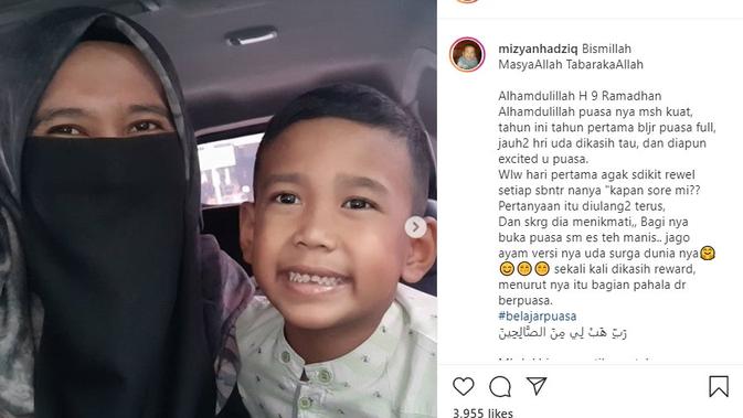 Mantan istri UAS, Mellya Juniarti bersama putranya (Foto: Instagram/@mizyanhadziq)