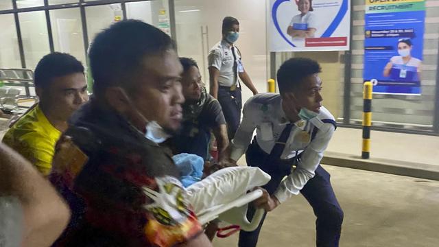 Evakuasi pasien di Manuel J. Santos Hospital di Butuan City, Filipina Selatan setelah terjadi gempa bumi. (AP)