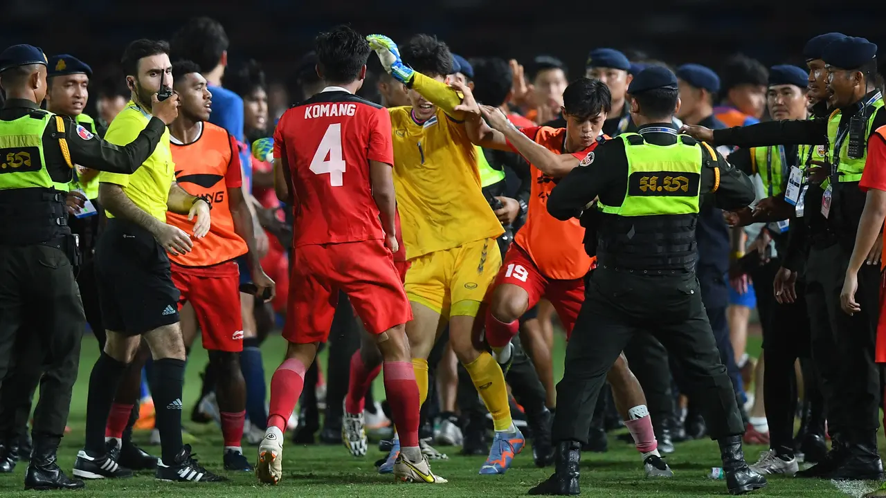Foto: Tawuran Massal dalam Final SEA Games 2023, Memalukan! Pemain dan Ofisial Thailand Keroyok Manajer Timnas Indonesia U-22