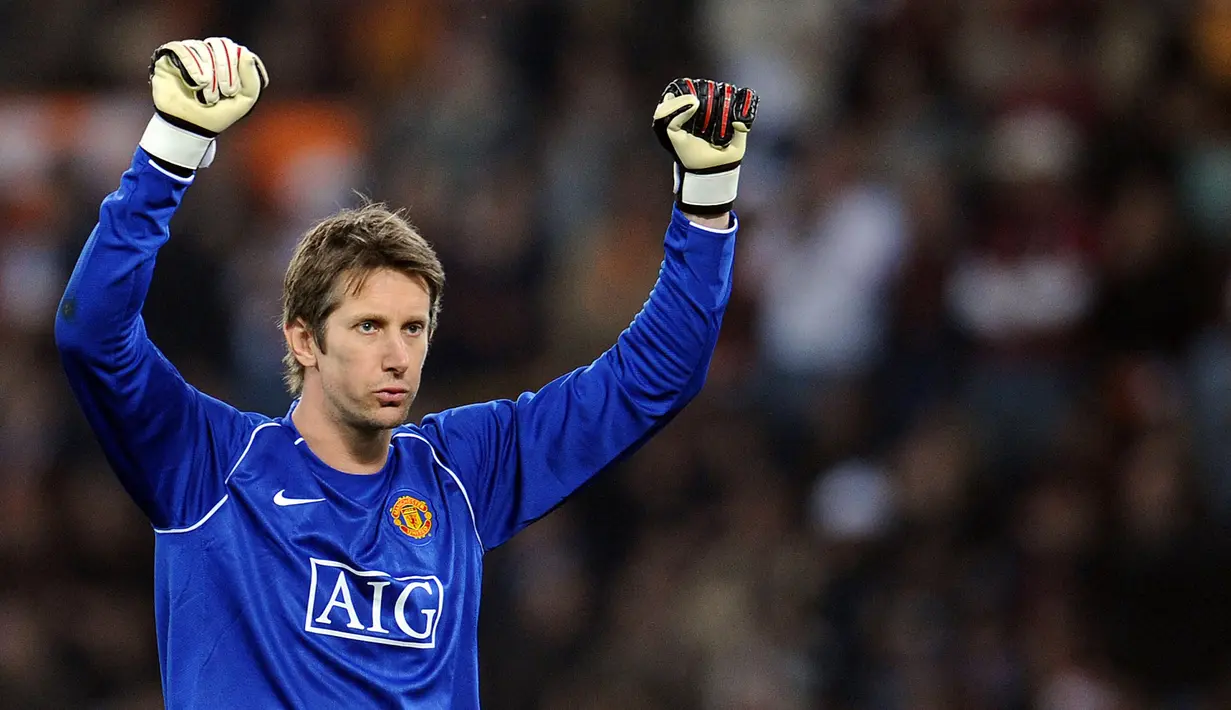 1. Edwin van der Sar - Mantan kiper Manchester United ini pernah sembilan musim bersama Ajax Amsterdam. Pria asal Belanda itu mencatatkan 226 penampilan dan bergelimang prestasi, termasuk Liga Champions musim 1994/95. (AFP/Filippo Monteforte)