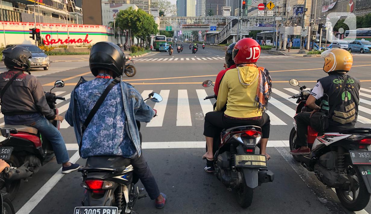 Pengendara sepeda motor terlihat diJalan MH Thamrin, Jakarta, Senin (24/5/2020). Kepala Dinas Perhubungan Provinsi DKI Jakarta Syafrin Liputo mengungkapkan kebijakan ganjil genap terhadap sepeda motor belum akan diterapkan dan hanya berlaku bagi kendaraan roda empat. (Liputan6.com/Immanuel Antonius)