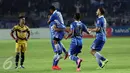 Sejumlah pemain Persib merayakan gol yang dicetak Firman Utina (ketiga kiri) ke gawang Mitra Kukar di semi final leg kedua Piala Presiden 2015 di Stadion Si Jalak Harupat, Bandung, Sabtu (10/10/2015). Persib unggul 3-1. (Liputan6.com/Helmi Fithriansyah)