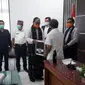 Foto : Wakil Gubernur NTT, Josef Nae Soi saat menerima peralatan swab secara simbolis dari Kepala BPOM Surabaya (Liputan6.com/Ola Keda)