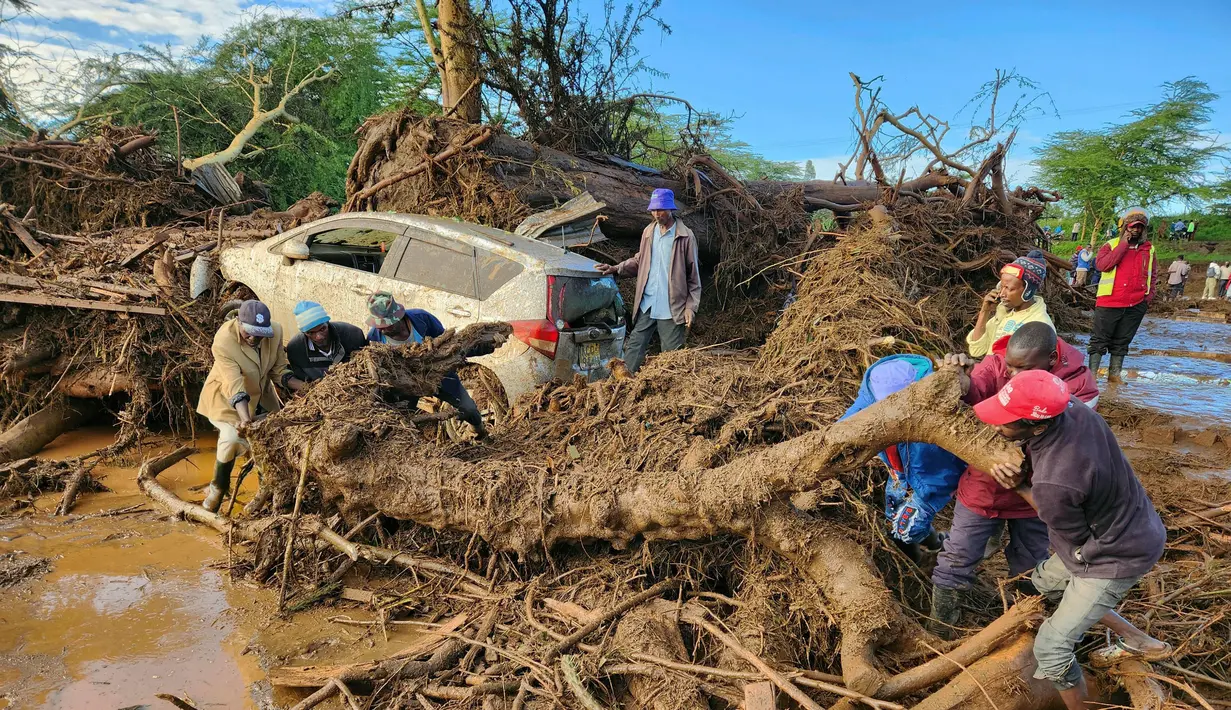 Sejumlah kendaraan terjebak dalam puing-puing di salah satu jalan raya tersibuk di Kenya. (AP Photo)