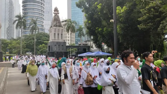 Relawan Presiden Joko Widodo atau Jokowi mulai memadati Stadion Gelora Bung Karno (GBK), Sabtu (26/11/2022) pagi (Liputan6.com/Winda Nelfira)