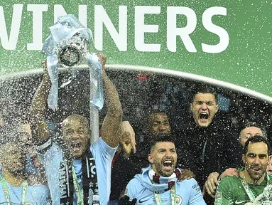 Para pemain Manchester City merayakan gelar juara Piala Liga usai mengalahkan Arsenal di Stadion Wembley, London, Minggu (25/2/2018). City menang 3-0 atas Arsenal. (AFP/Glyn Kirk)