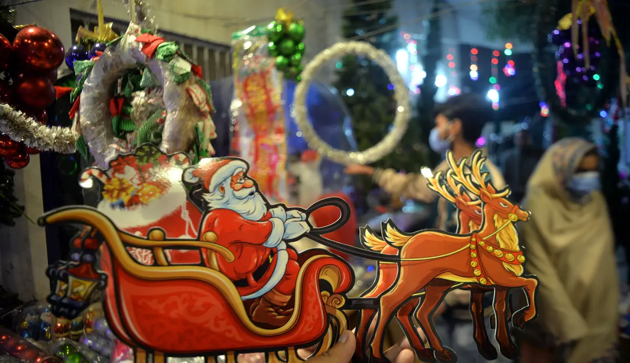 Sebuah dekorasi Natal terlihat di Peshawar, Pakistan barat laut (14/12/2020). Menyambut Natal, warga Pakistan mendekorasi rumah atau tempat ibadah agar lebih indah. (Xinhua/Umar Qayyum)