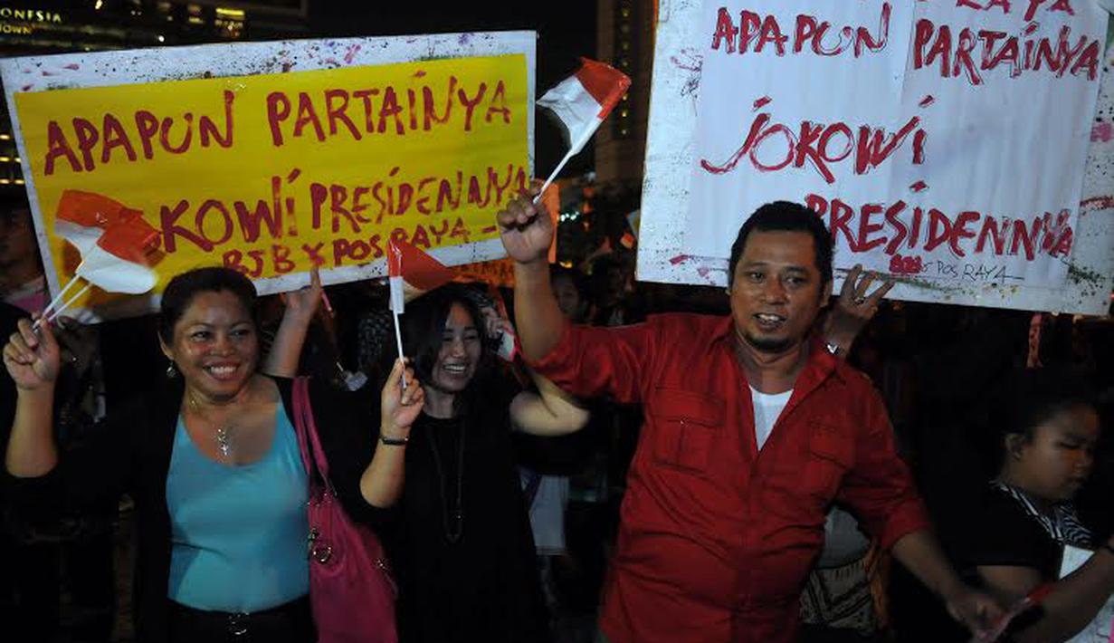 Berbagai tulisan berisi dukungan tampak dibawa masyarakat yang mendukung pencapresan Jokowi (Liputan6.com/Johan Tallo)