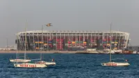 Angka 974 yang digunakan sebagai nama stadion di kota Ras Abu Aboud ini diambil dari kode panggilan internasional negara Qatar yaitu +974. Uniknya, konstruksi stadion ini dibangun menggunakan 974 buah kontainer baja bekas yang dimodifikasi. (AFP/Karim Jaafar)