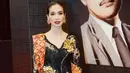 Kebaya hitam yang dipadukan dengan kain batik sebagai selendang serta bunga ini berhasil mencuri perhatian. Dirinya juga tampil dengan makeup flawless serta rambut yang ditata dengan rapi. (Liputan6.com/IG/@marshatimothy)